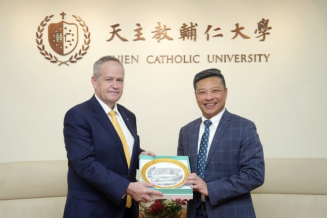 0619 坎培拉大學校長與輔仁大學藍易振校長合照