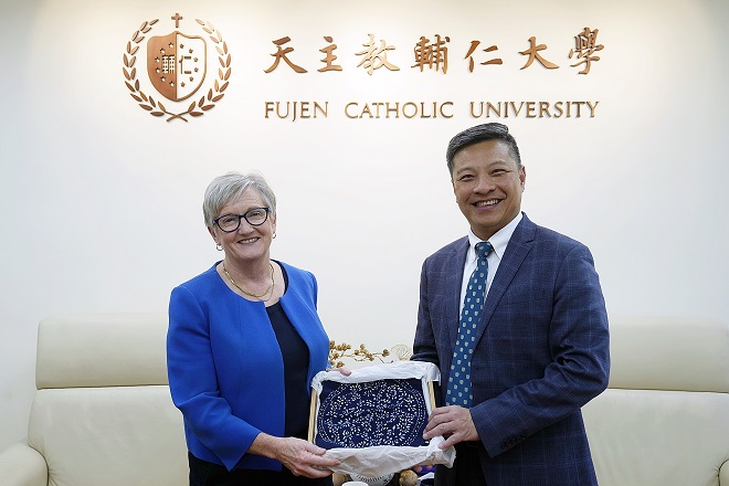 0619 坎培拉大學副校長與輔仁大學藍易振校長合照